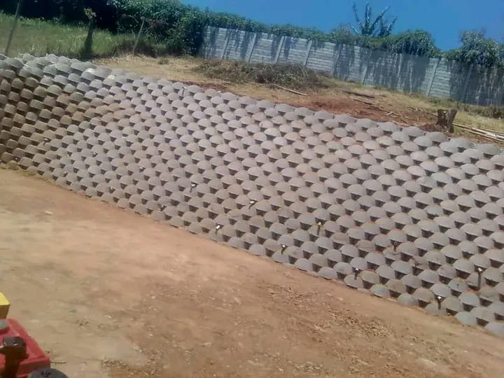 Concrete block retaining wall