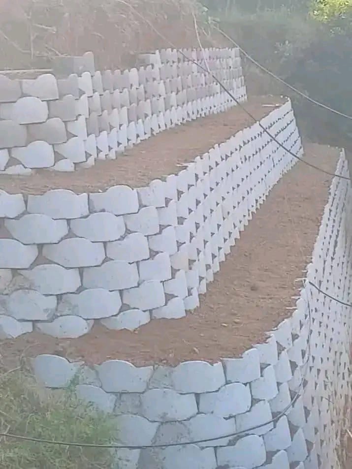 Natural stone retaining wall